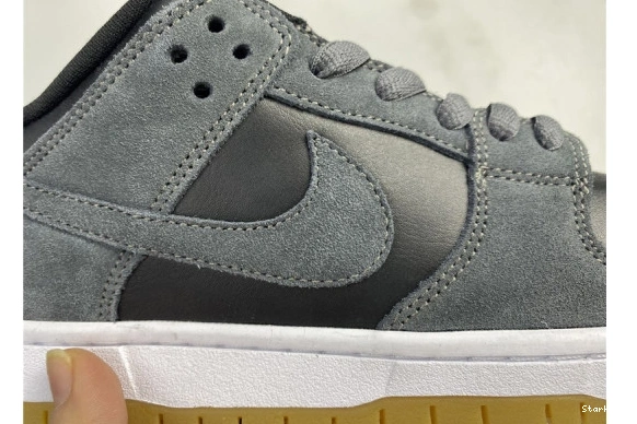 AR0778-001 Dark Black Grey Gum SB Dunk Nike Low 1121